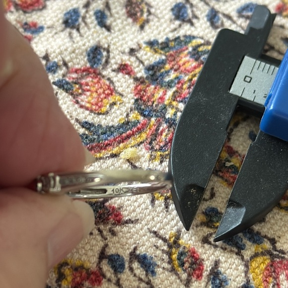 Diamond ring in white gold, size 7, small 3 diamonds but sparkly - Picture 4 of 4